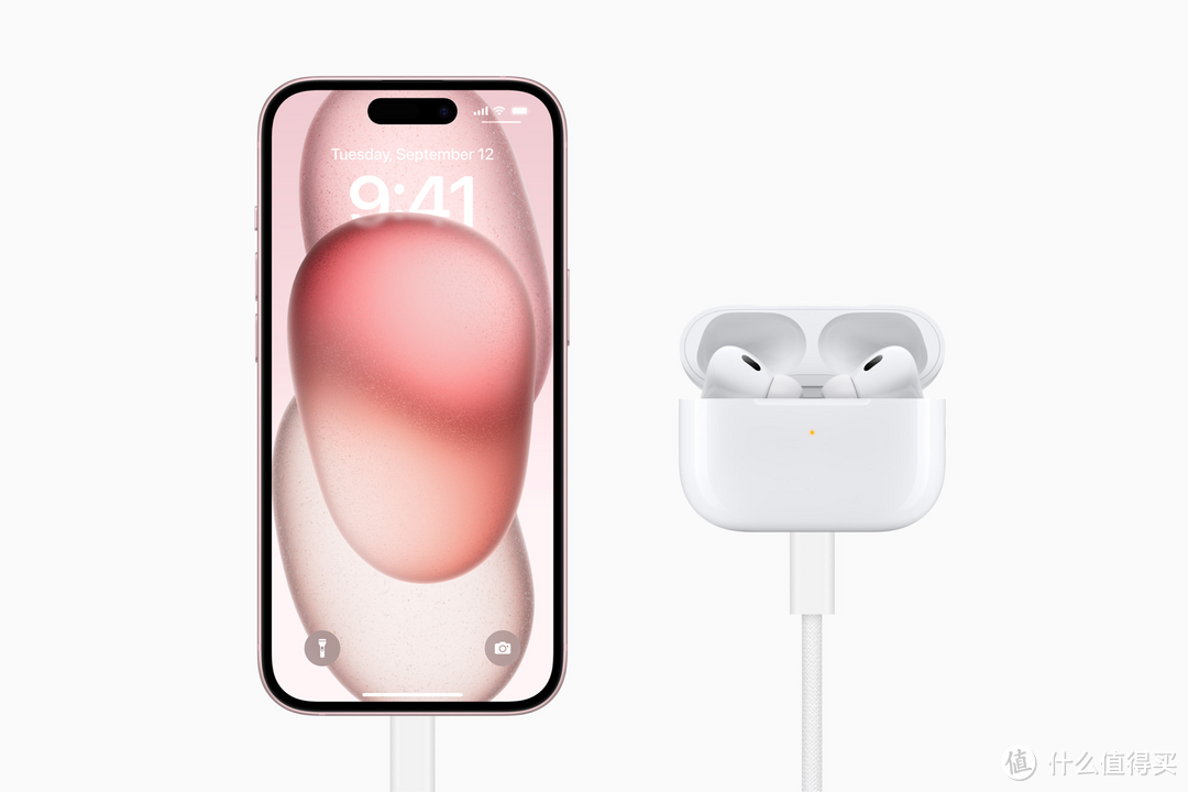 iPhone 15 用户可直接利用 iPhone 的 USB-C 端口为更新后的 AirPods Pro（第二代）或 Apple Watch 充电。