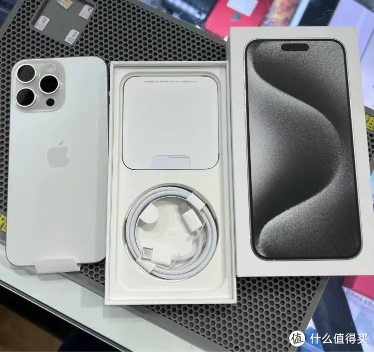 库克化身“价格屠夫”：iPhone 15 Pro Max大降1300元，果粉：不等618了